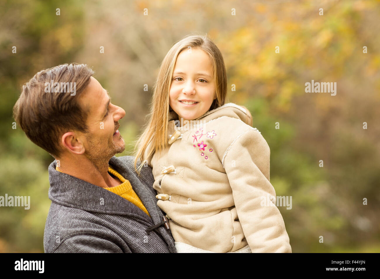 Glücklicher Vater mit seiner süßen Tochter an einem Herbst-Tag Stockfoto