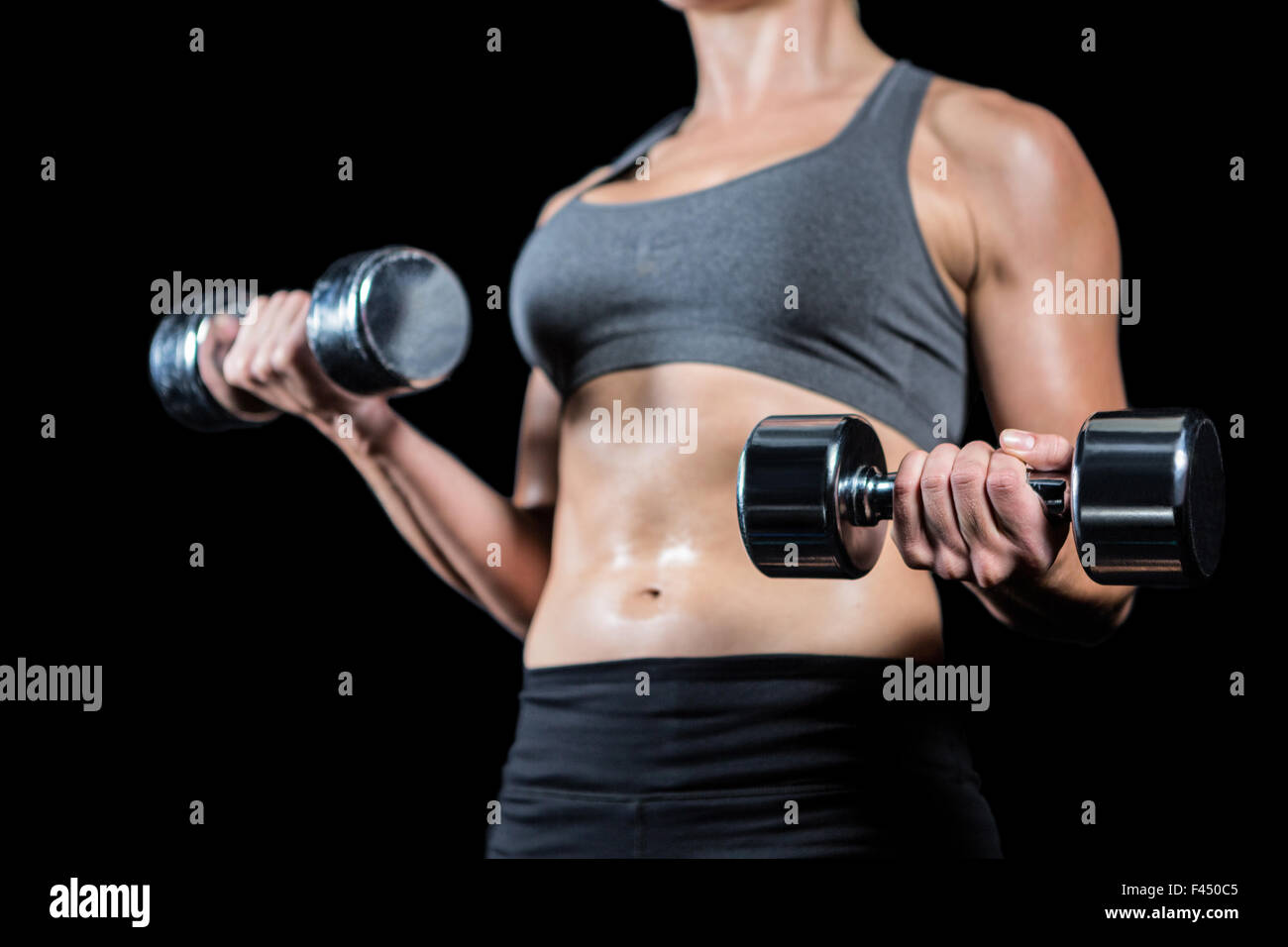 Muskulöse Frau heben schwerere Hanteln Stockfoto