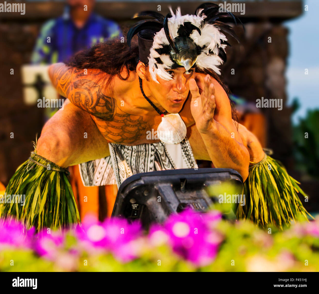 Native männlichen Hawaiian Durchführung traditioneller Tanz am Luau, Big Island, Hawai'i, USA Stockfoto