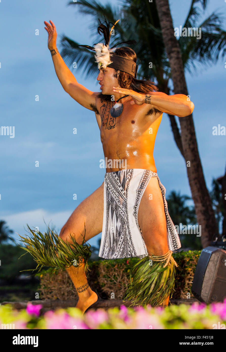 Native männlichen Hawaiian Durchführung traditioneller Tanz am Luau, Big Island, Hawai'i, USA Stockfoto