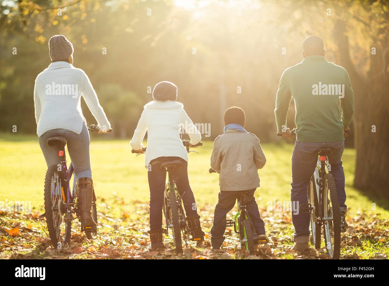 Rückansicht einer jungen Familie eine Radtour machen Stockfoto