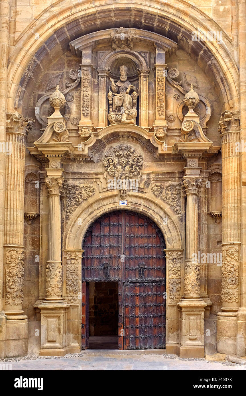 Barocke Fassade der Kirche San Pedro, Viana, Navarra, Spanien Stockfoto