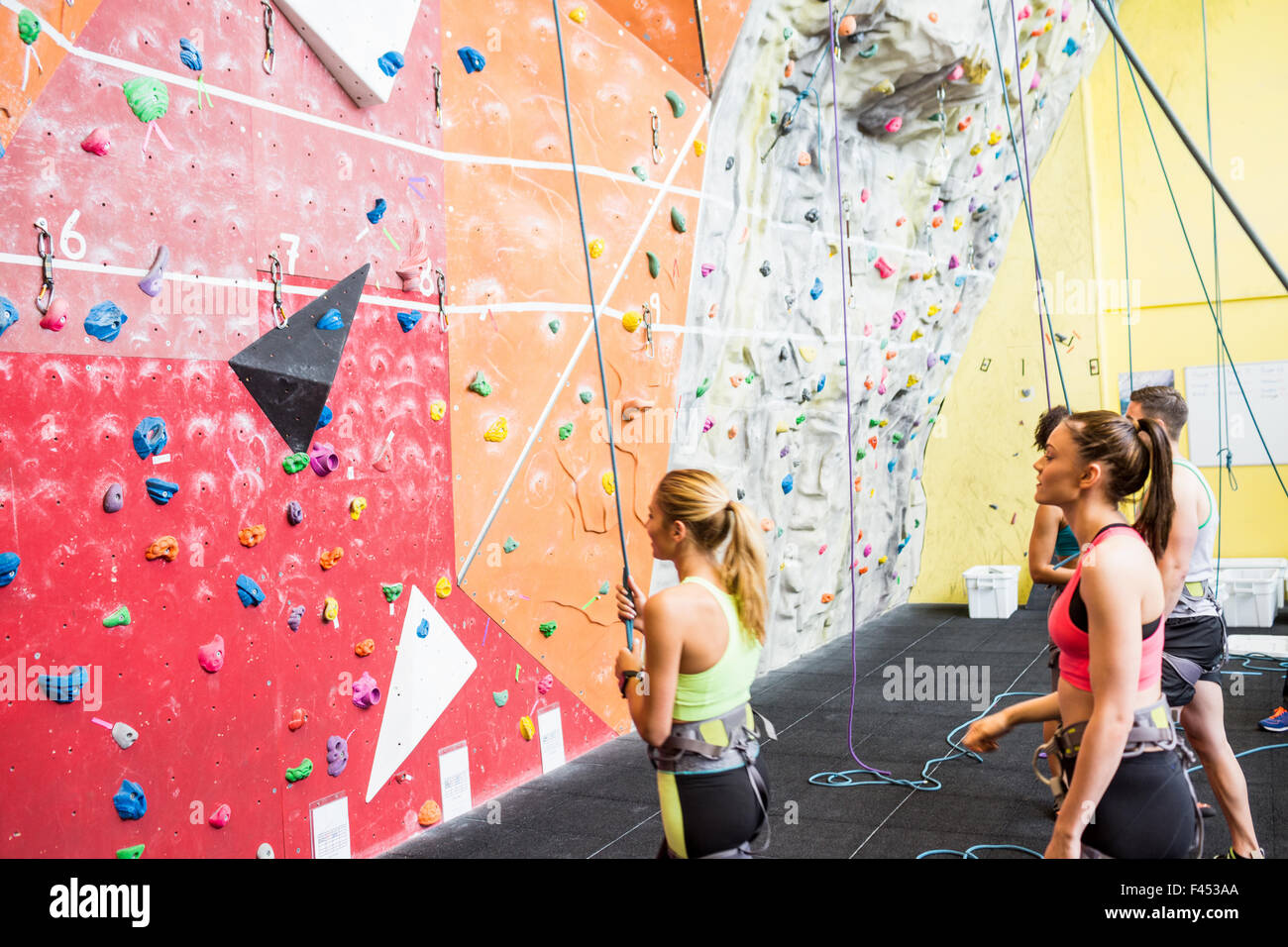 Fit Menschen bereitet sich auf Felsen klettern Stockfoto