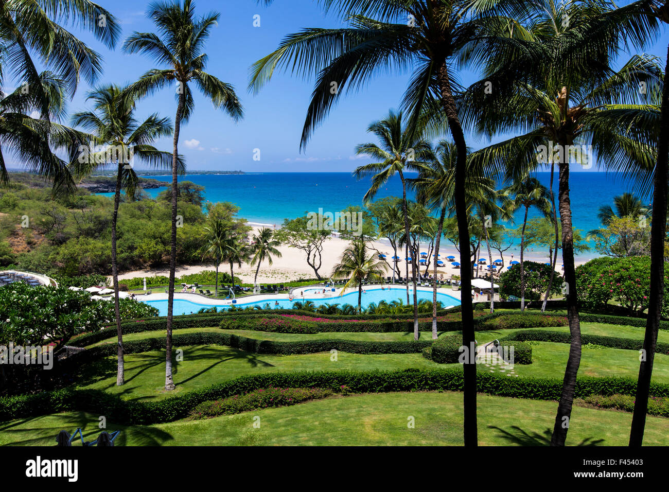 Außenansicht des gehobenen Hapuna Beach Prince Hotel & Golfplatz, mit Strand & Ozean jenseits Kohala Coast, Hawaii, USA Stockfoto