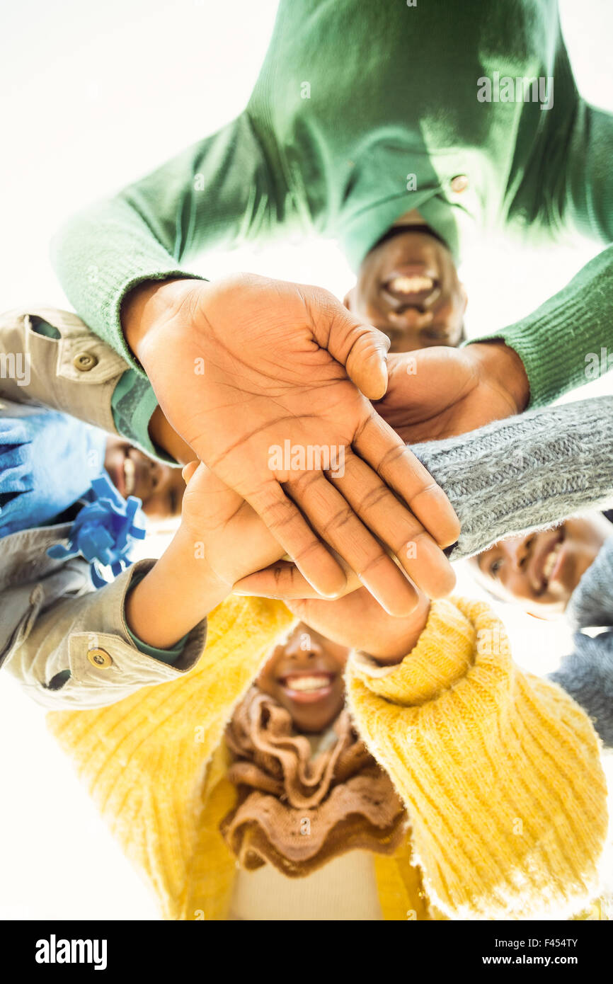 Junge Familien tun, die einen Kopf Kreisen und verbinden ihre Hände Stockfoto