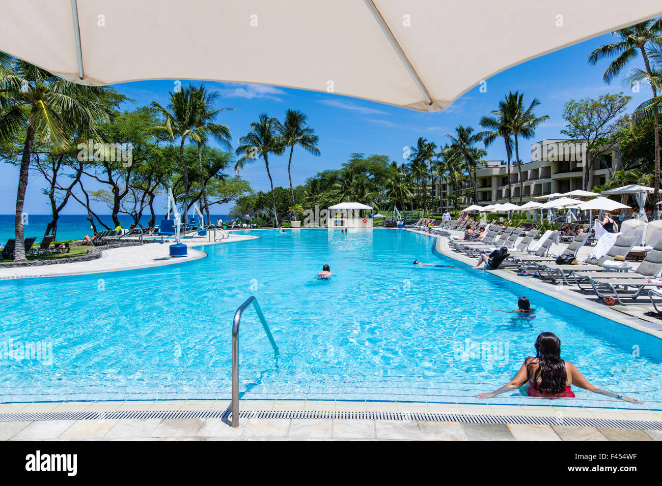Schwimmbad, Hapuna Beach Prince Hotel & Golfplatz mit Strand & Ozean jenseits Kohala Coast, Hawaii, USA Stockfoto