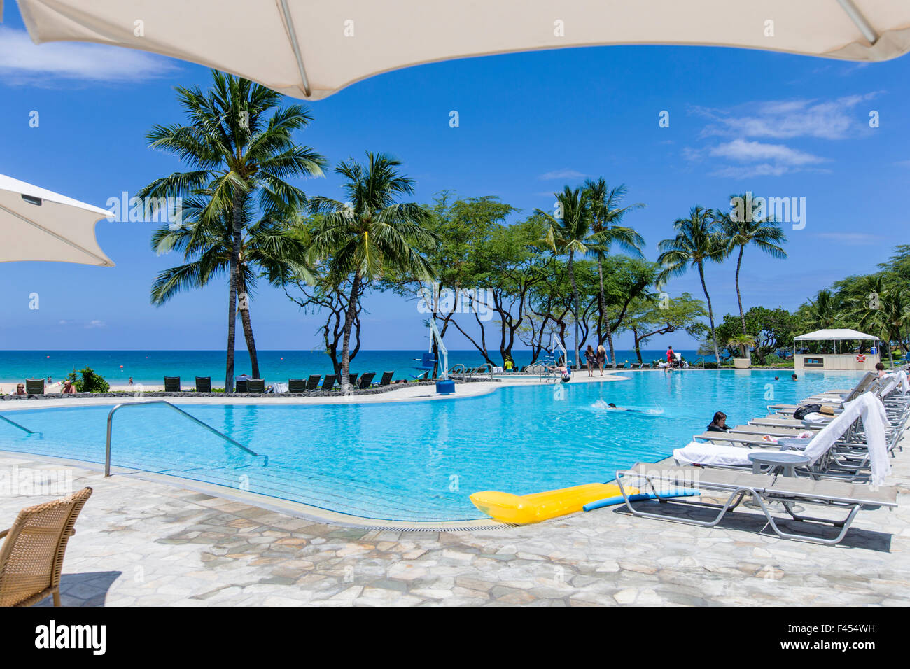 Schwimmbad, Hapuna Beach Prince Hotel & Golfplatz mit Strand & Ozean jenseits Kohala Coast, Hawaii, USA Stockfoto