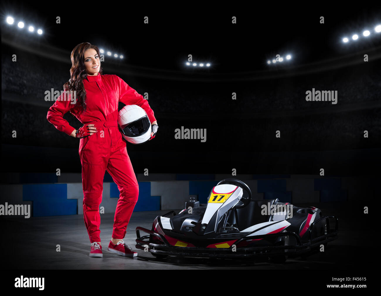 Junges Mädchen Kart Fahrer in Sporthalle Stockfoto