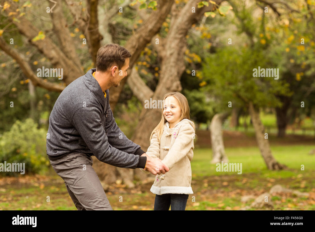 Niedliche kleine Mädchen spielen mit ihrem Vater Stockfoto