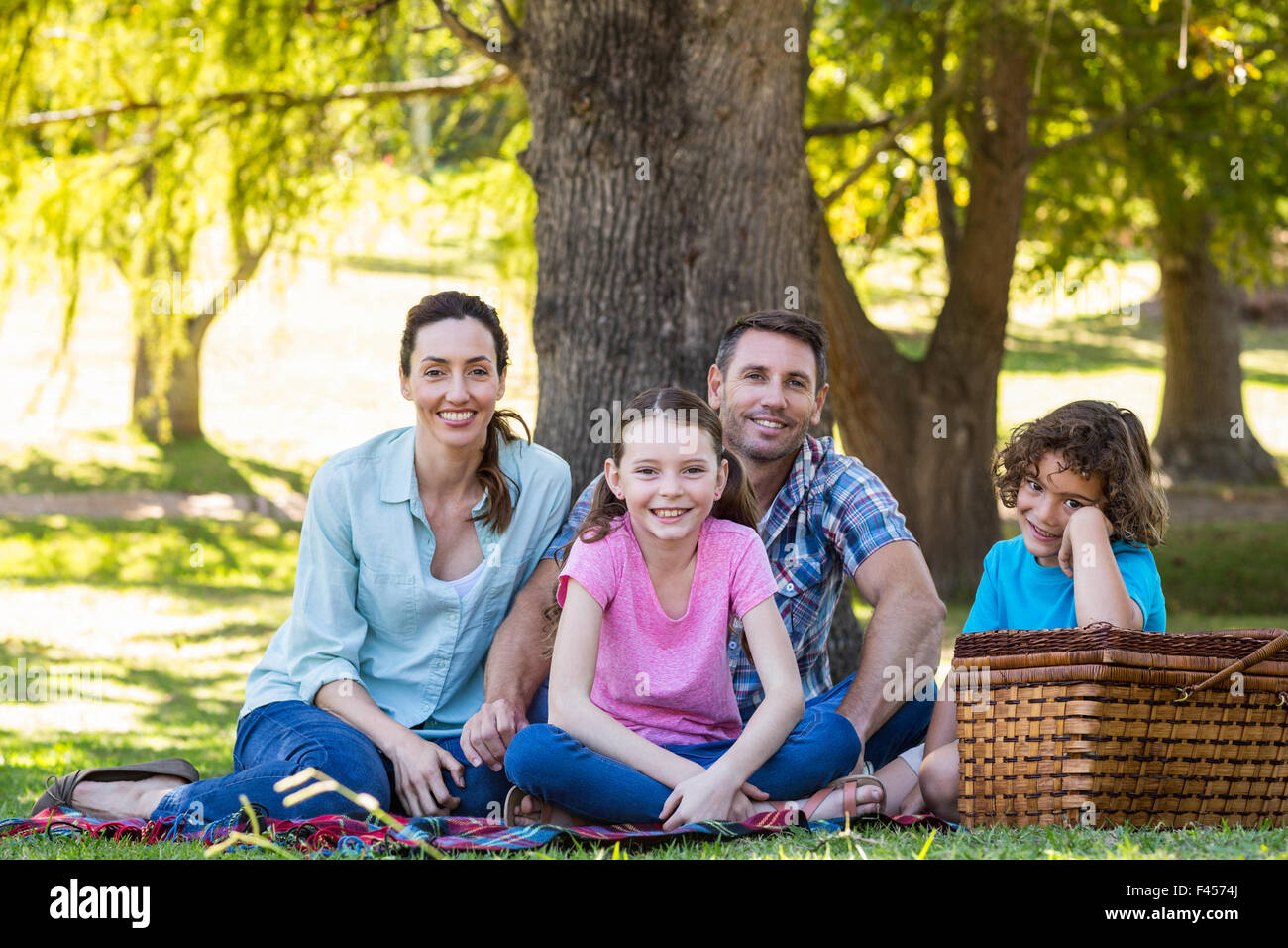 Glückliche Familie auf ein Picknick im park Stockfoto