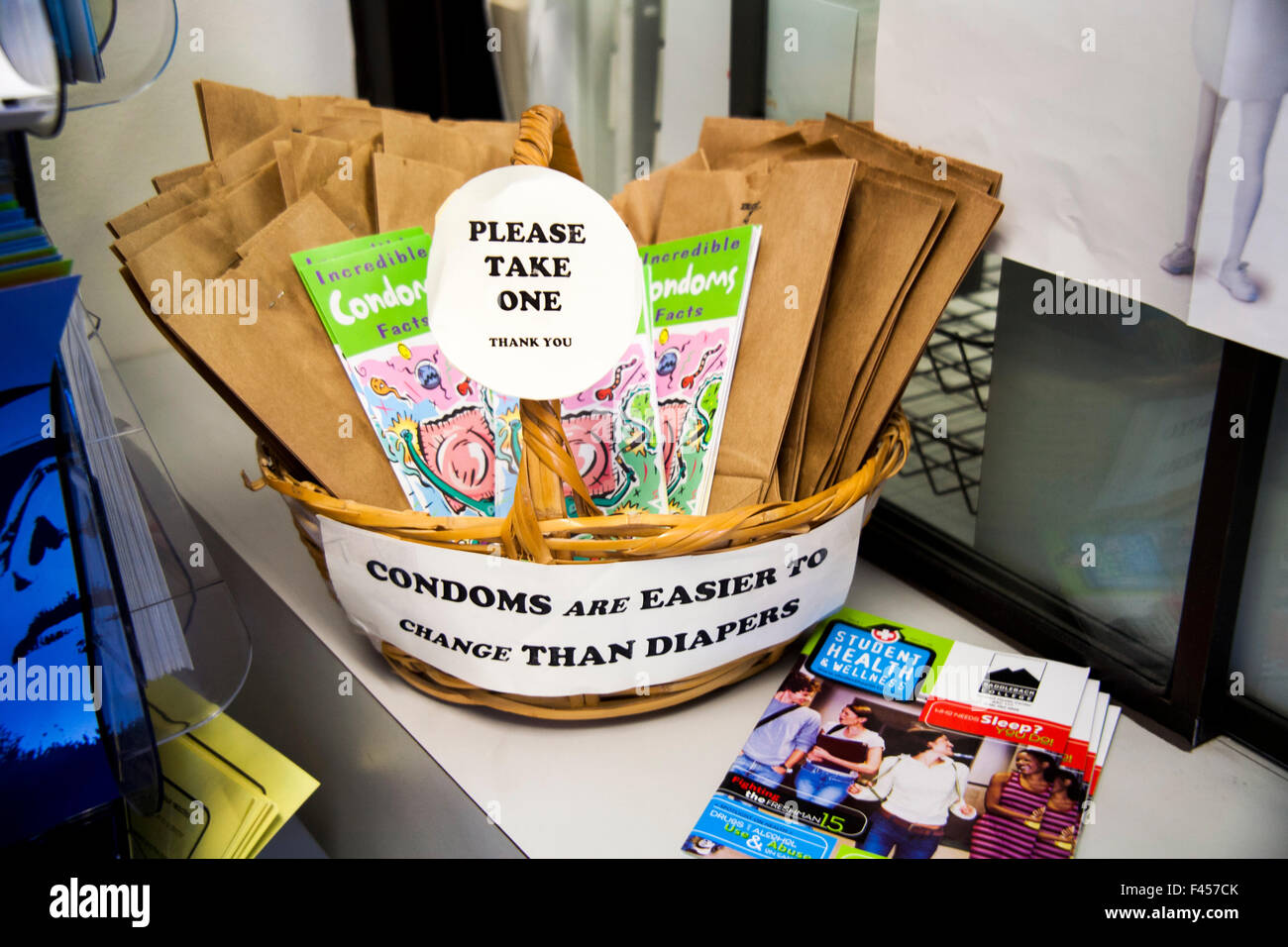 Ein Zeichen der weisen Ratschlägen schmückt einen Korb mit kostenlose Kondome in einer College-Klinik in Mission Viejo, Kalifornien. Stockfoto