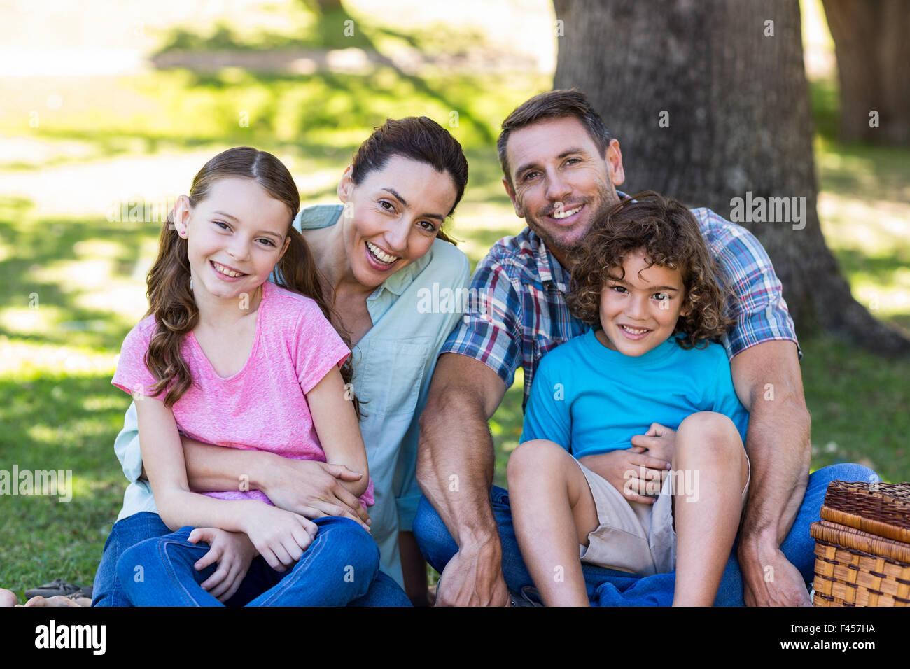 Glückliche Familie auf ein Picknick im park Stockfoto