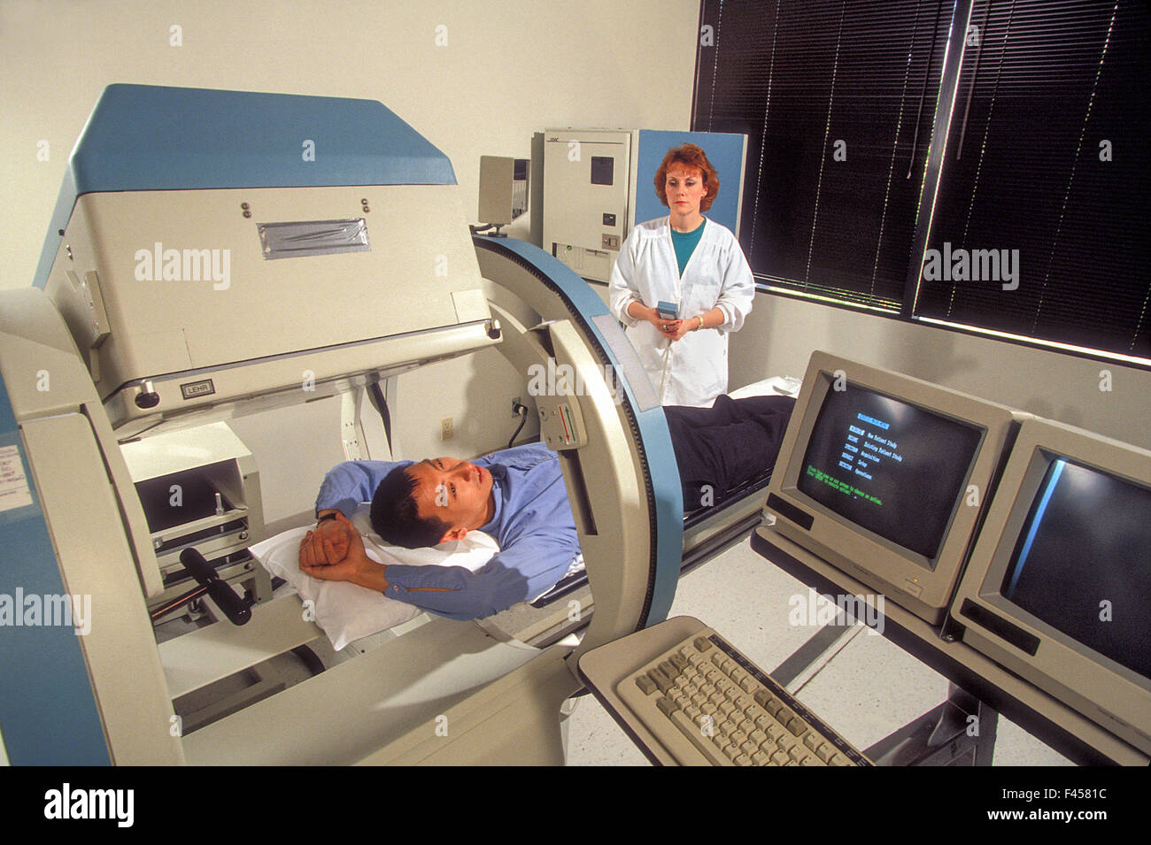Ein Radiologie-Techniker zeigt, dass eine "offene" MRT-Gerät in Laguna Hills, CA. Magnetresonanz-Bildgebung in der Radiologie verwendet wird, um die Anatomie und Physiologie des Körpers in Gesundheit und Krankheit zu untersuchen. MRI-Scanner verwenden, Magnetfelder und Radio wav Stockfoto