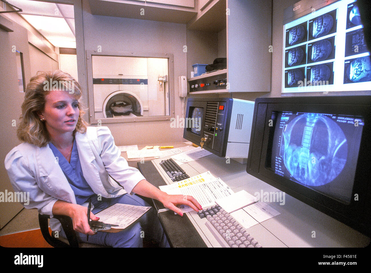 Ein Radiologie-Techniker zeigt, dass eine mobile MRT-Gerät in Laguna Hills, CA. Magnetresonanz-Bildgebung in der Radiologie verwendet wird, um die Anatomie und Physiologie des Körpers in Gesundheit und Krankheit zu untersuchen. MRI-Scanner verwenden, Magnetfeldern und Radiowellen Stockfoto