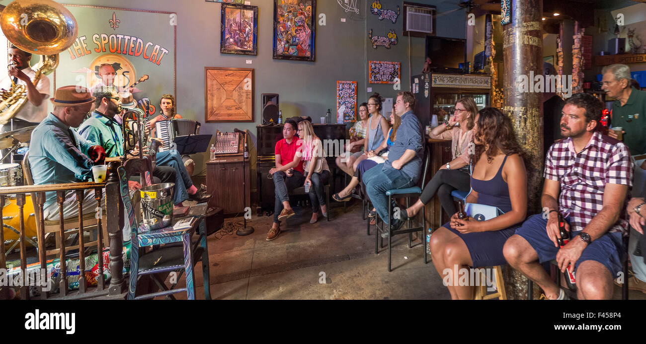 Bei The Spotted Cat, ein jazz-Club auf Frenchmen Street in New Orleans spielen Musiker für ein Publikum. Beachten Sie Tipp-Glas von der Bühne. Stockfoto