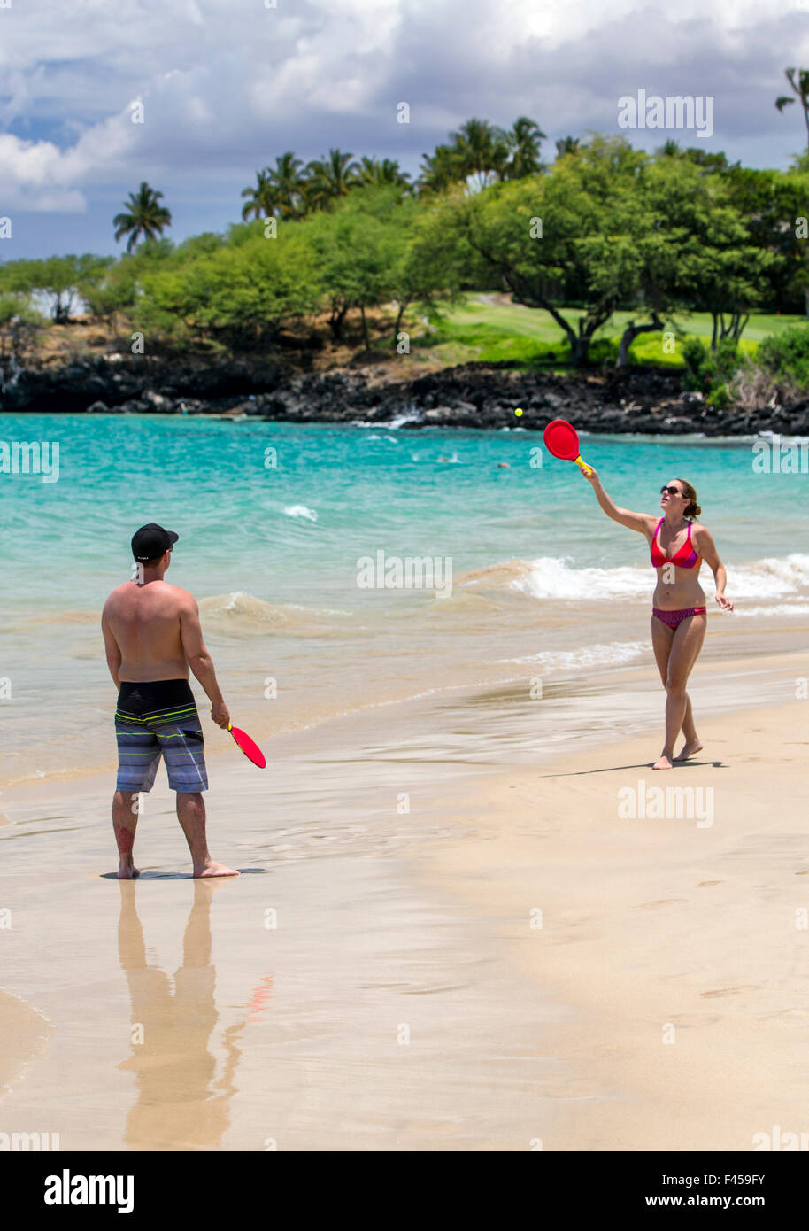 Paar spielen Paddleball, Hapuna Beach, Kohala Coast, Hawaii, USA Stockfoto