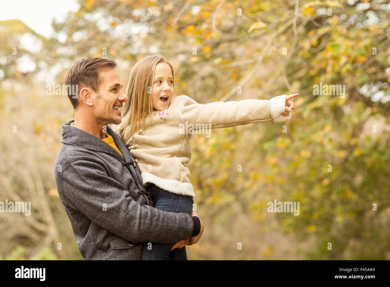 Niedliche kleine Mädchen mit ihrem Vater etwas Stockfoto
