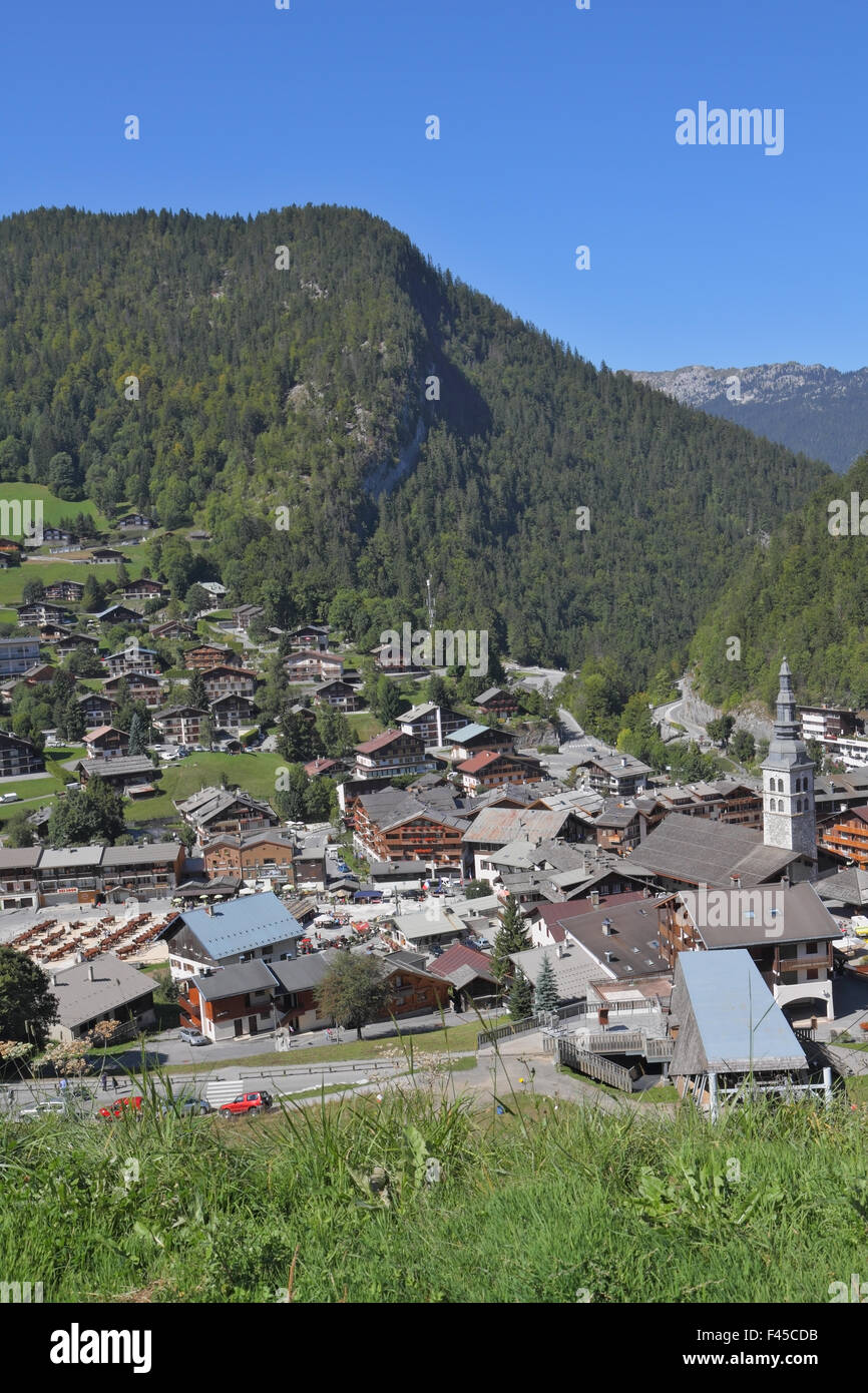 Verkaufen Sie in der Kleinstadt Bauern Kühe. Stockfoto