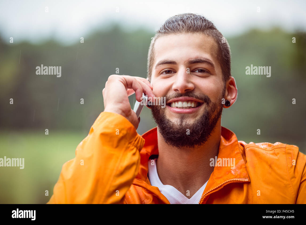 Mann anrufen auf Wanderung Stockfoto