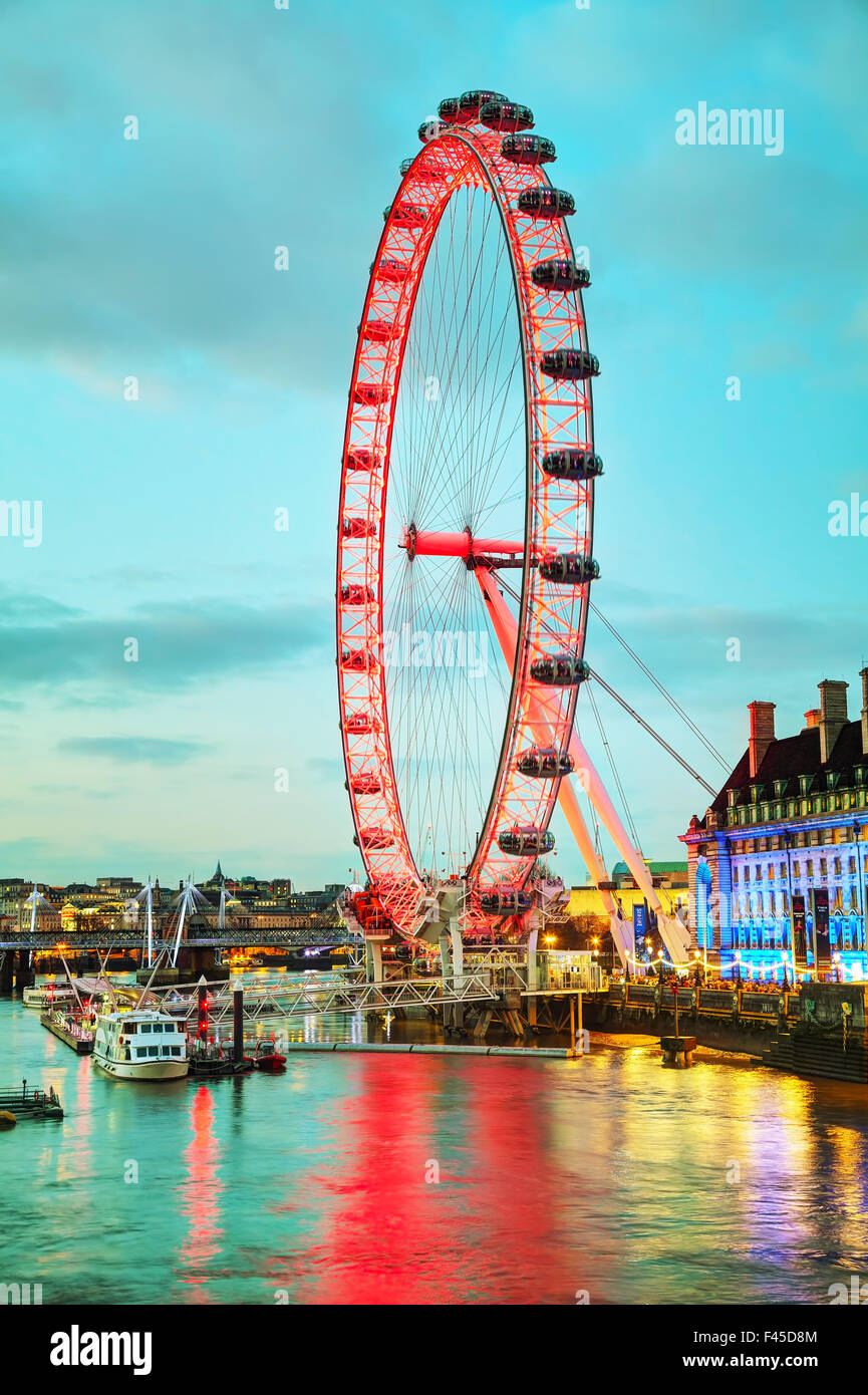 Das London Eye Riesenrad am Abend Stockfoto