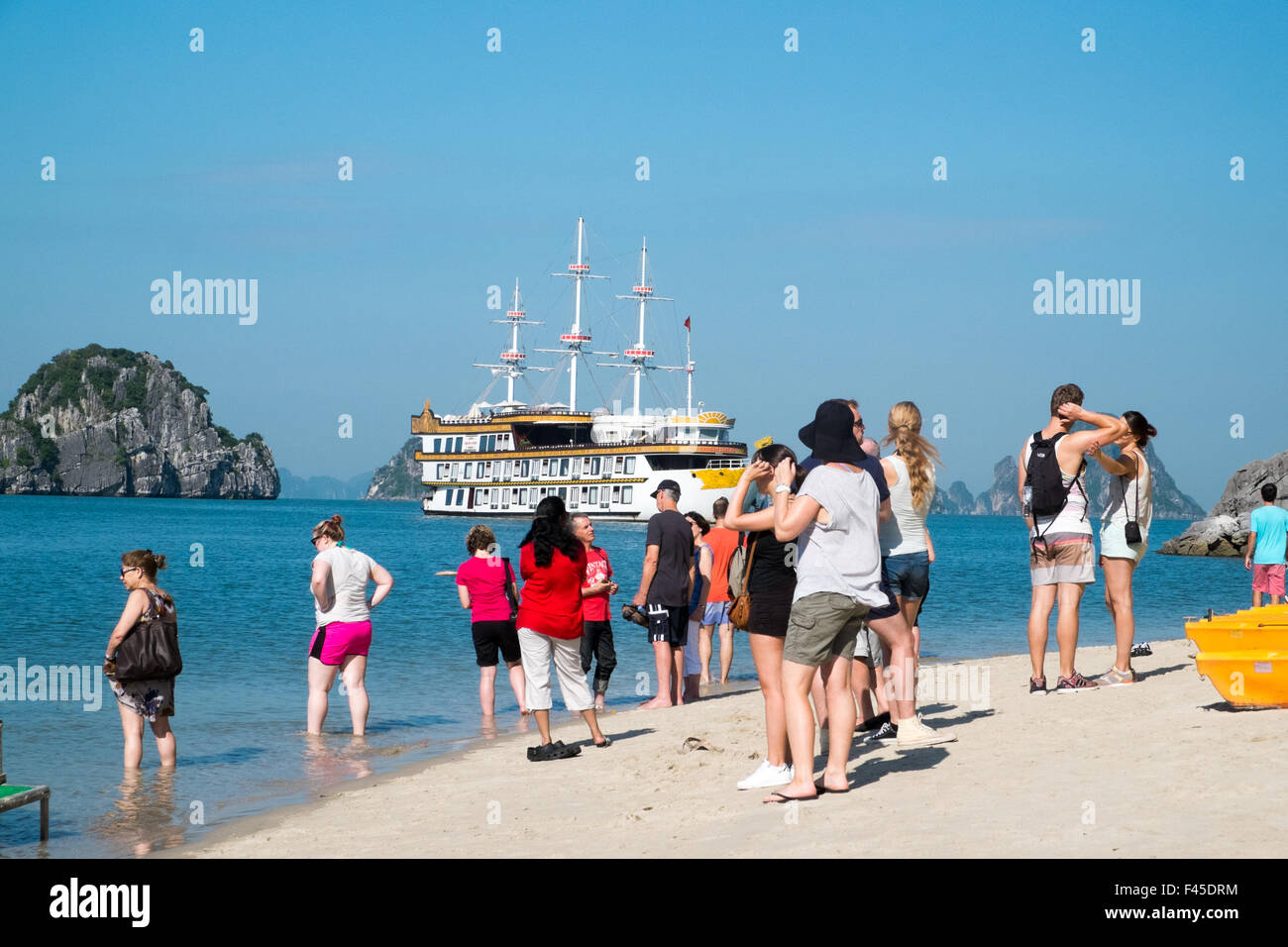 Touristen aus der Drachenlegende ein Boot am Strand auf der Insel Cong Do, Bai Tu Long Bay in der Bucht von Ha Long, Vietnam, Asien Stockfoto