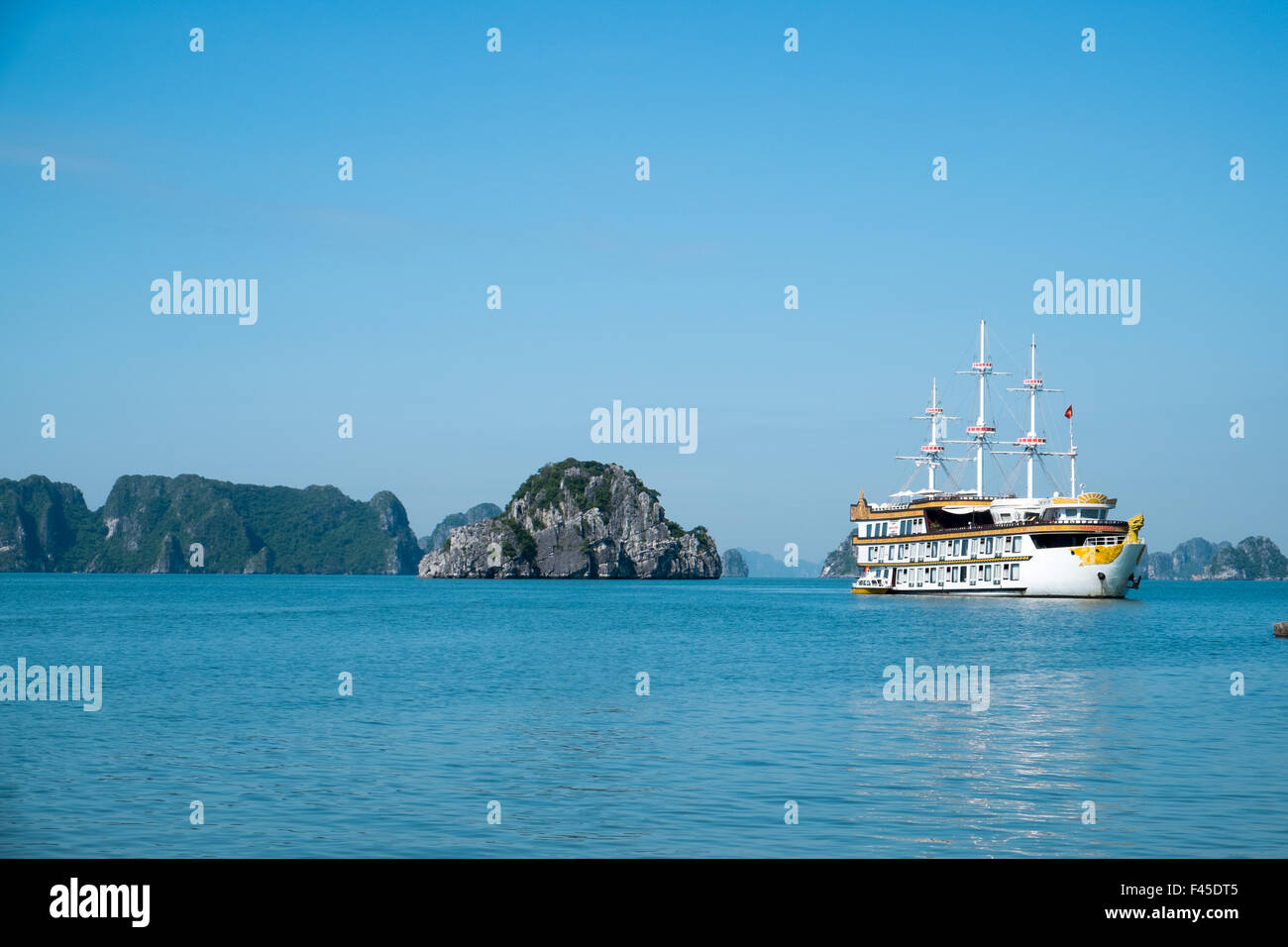 Dragon Legend 1 von Indochina Junk vor Anker in der Nähe von Cong Insel, Bai Tu Halong Bay östlichen Nordvietnam betrieben. Stockfoto