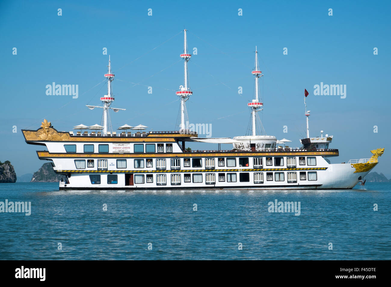 Dragon Legend 1 Kreuzfahrtschiff von IndoChina Junk im nordöstlichen Vietnam, Halong-Bucht, Bai Tu Long Bay, Cong betrieben. Stockfoto