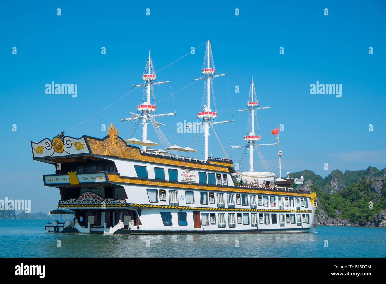 Dragon Legend 1 Kreuzfahrtschiff von IndoChina Junk im nordöstlichen Vietnam, Halong-Bucht, Bai Tu Long Bay, Cong betrieben. Stockfoto