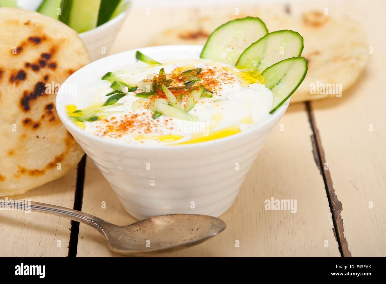 Arabischen Nahen Osten Ziegenkäse Joghurt und Gurken Salat Stockfoto