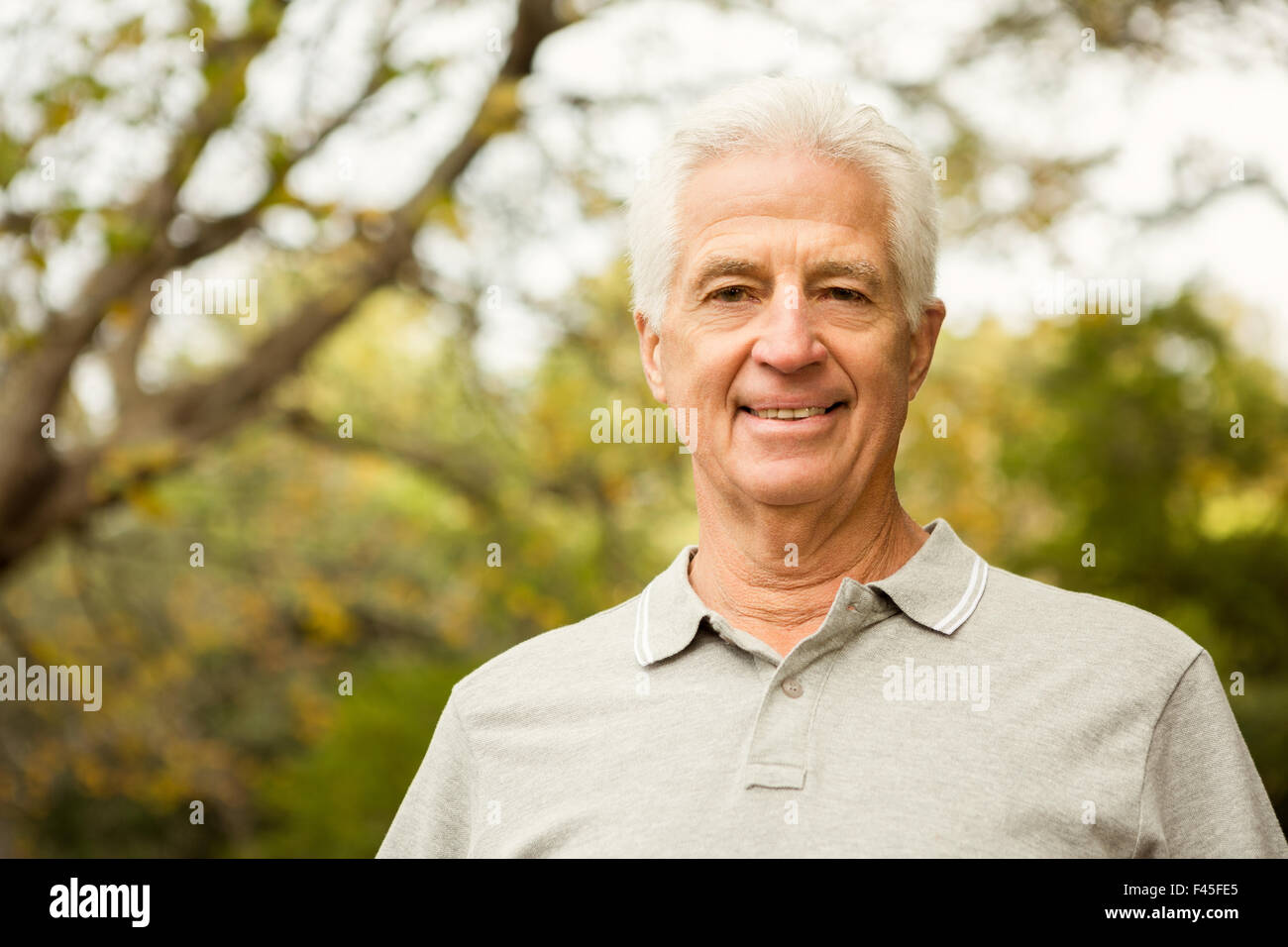 Ältere Mann im park Stockfoto
