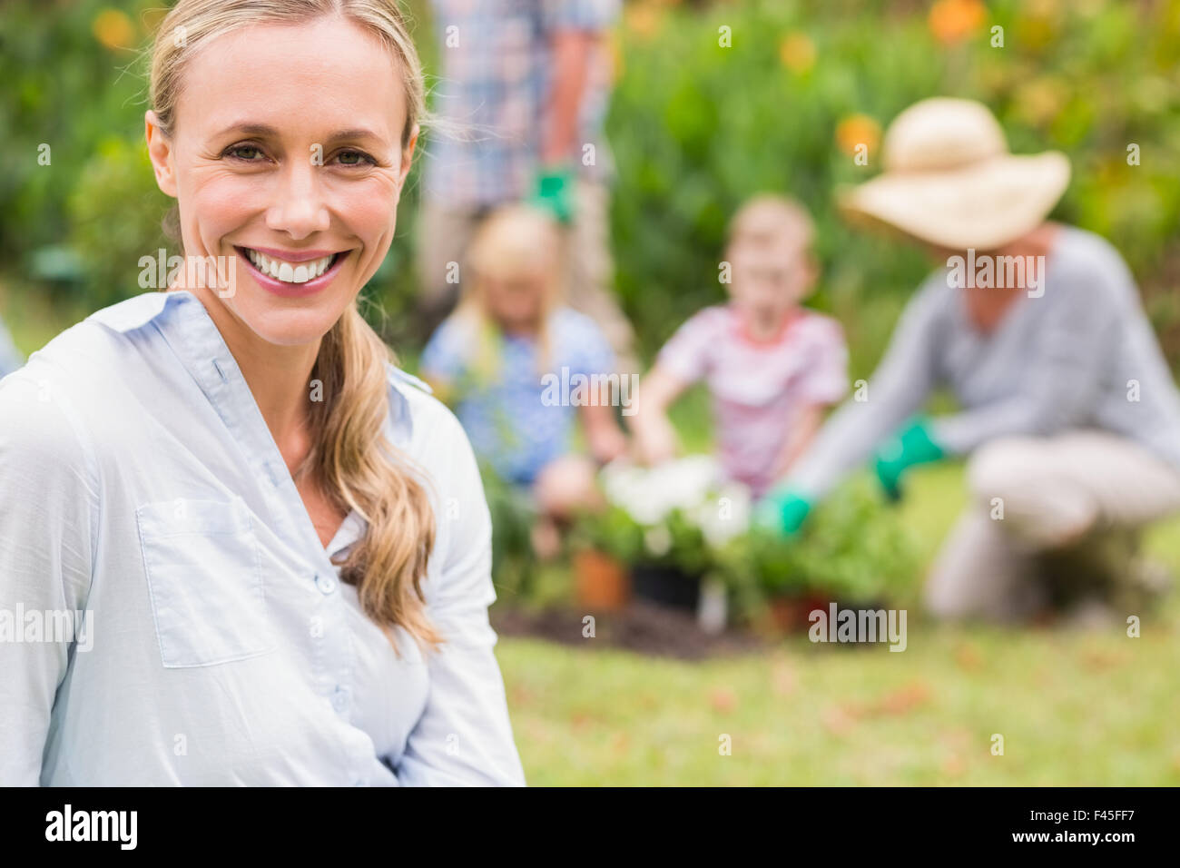 Glückliche Familie Gartenarbeit Stockfoto