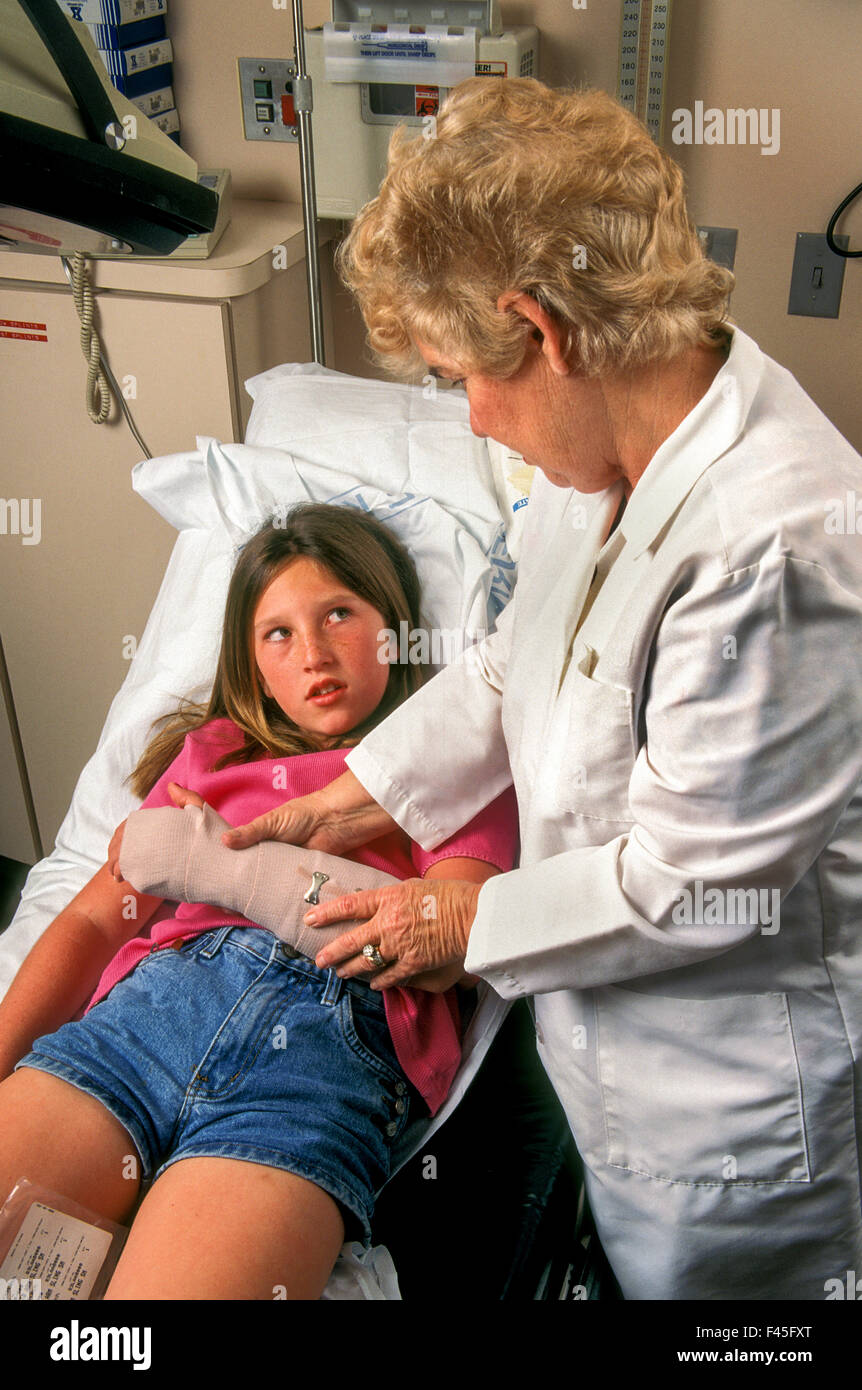 Ein junges Mädchen bekommt ihr verletzt von einer Krankenschwester in einem Krankenhaus in Mission Viejo, CA. Hinweis Krankenschwester beruhigende Weise bandagiert. Stockfoto