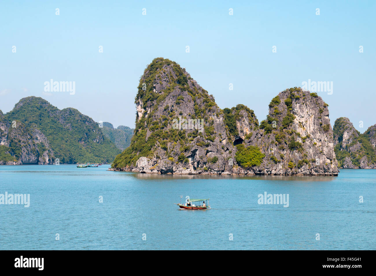 alten Kalkstein Inseln in Bai Tu long Bucht, Teil der Halong-Bucht eine UNESCO Welt Kulturerbe Website, Vietnam, Asien Stockfoto