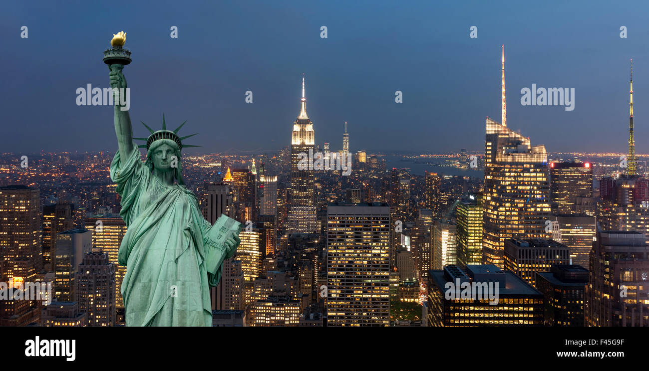 Vereinigte Staaten von Amerika-Konzept mit der Freiheitsstatue vor New York Stadtbild bei Nacht Stockfoto