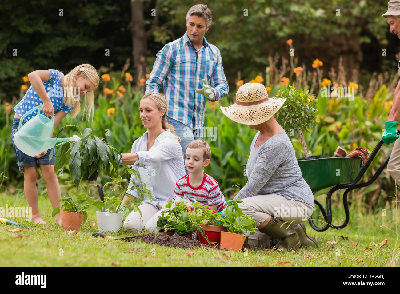 Glückliche Familie Gartenarbeit Stockfoto