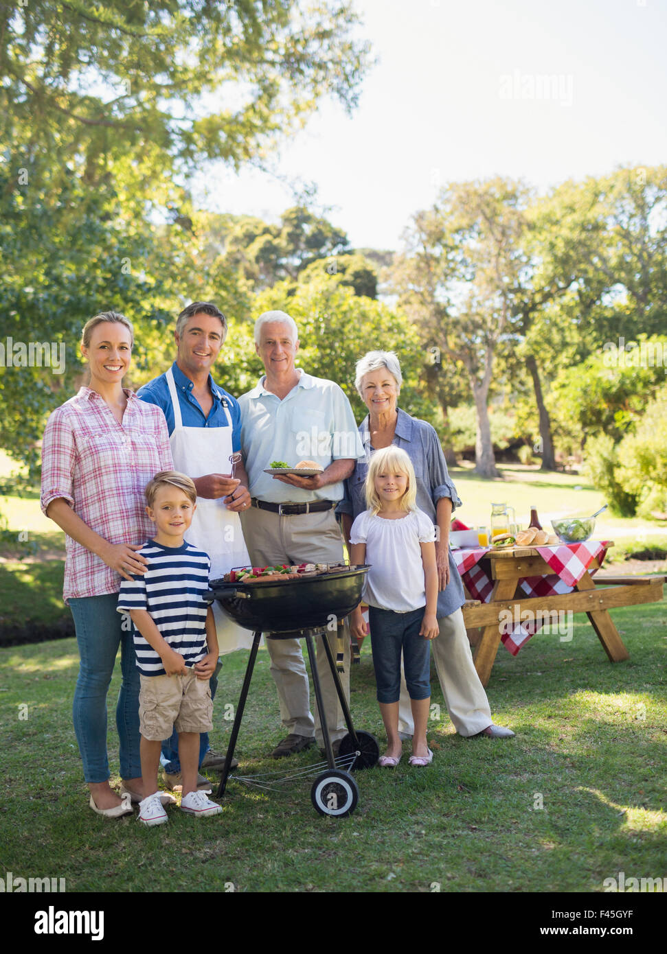 Glückliche Familie tun, Grillen im park Stockfoto