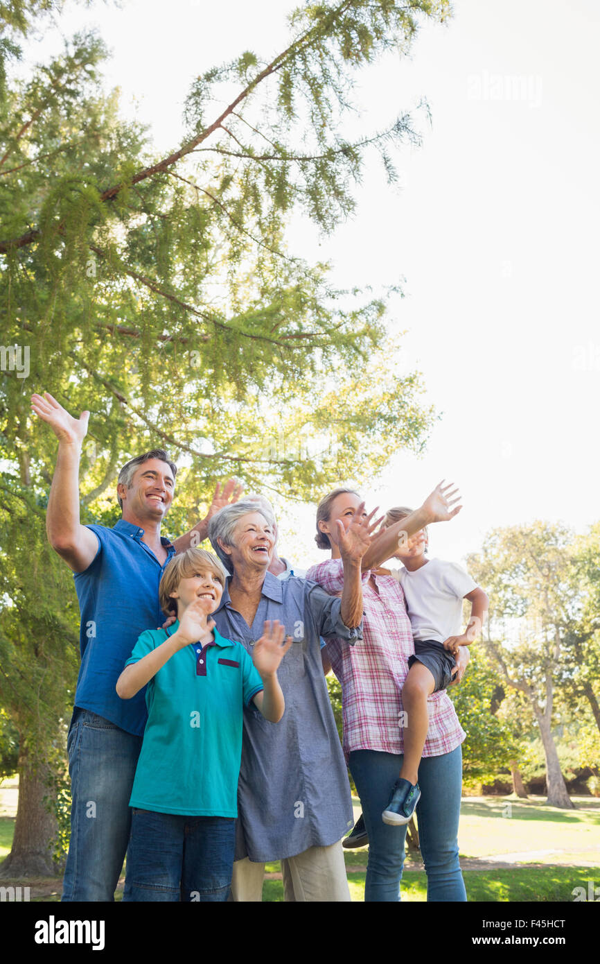 Glückliche Familie winken Hände im park Stockfoto