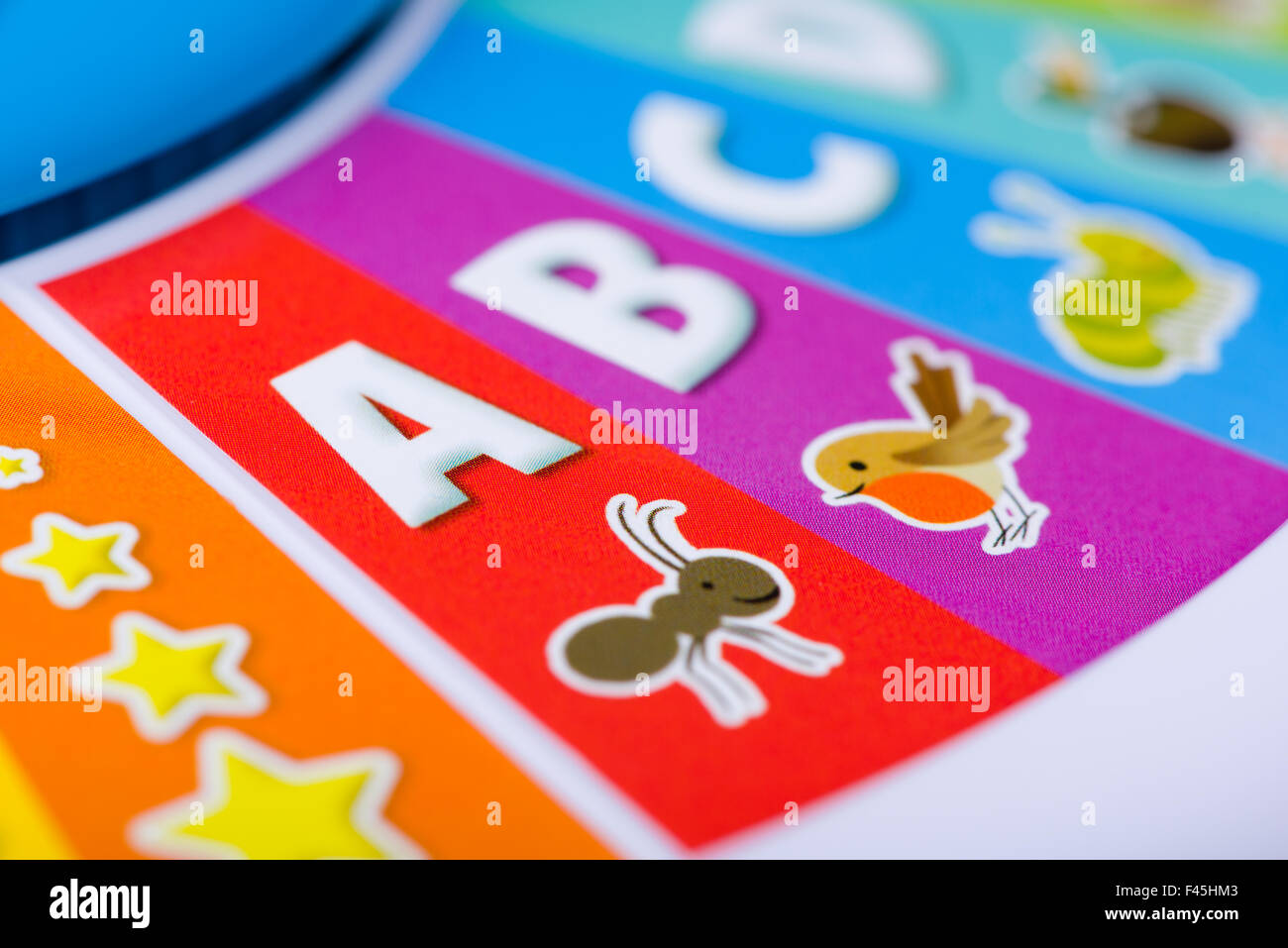 Eine Nahaufnahme von einem bunten Kinder Spielzeug mit ABC, Tiere und Sternen drauf. Stockfoto