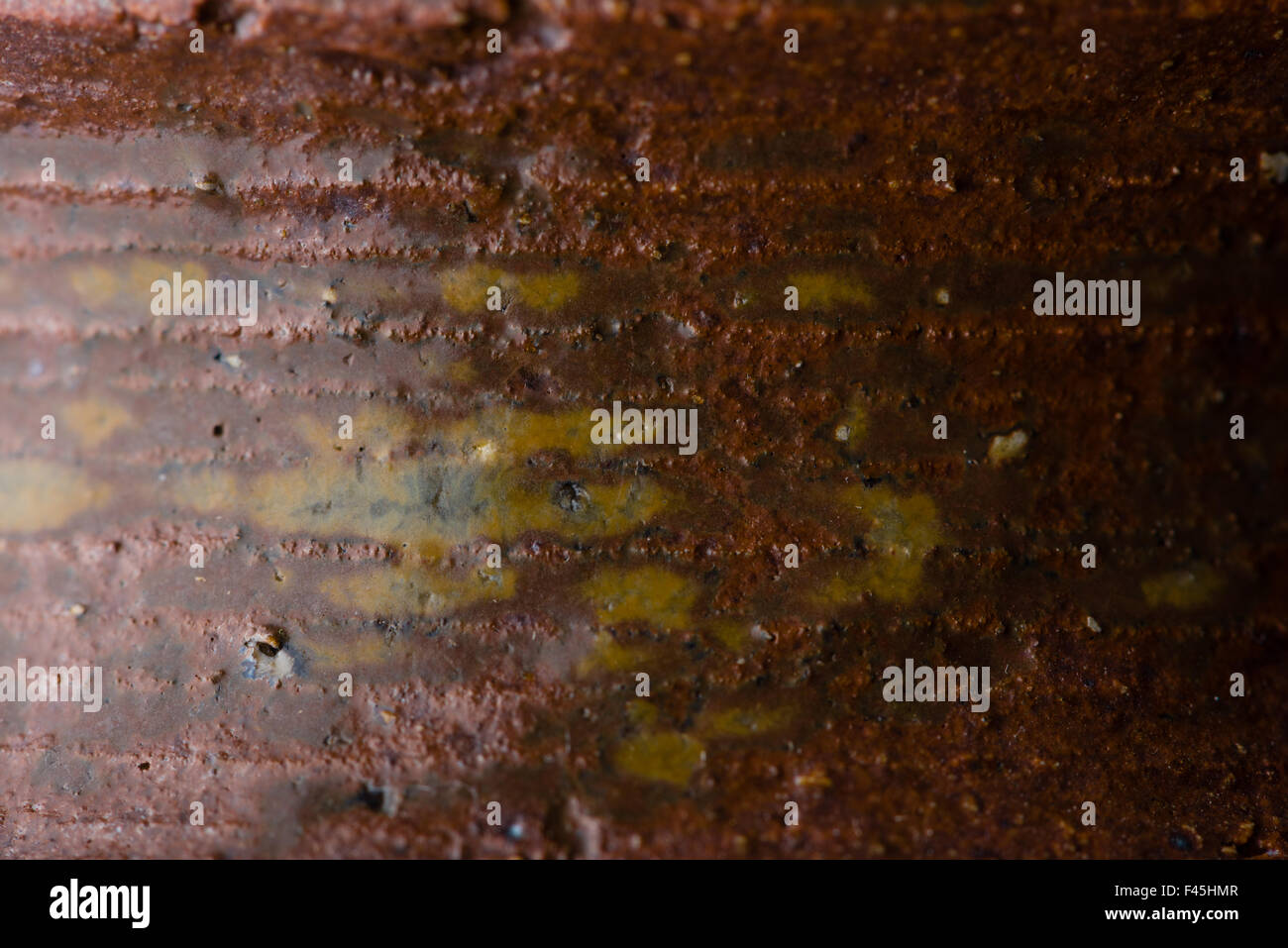 Eine Makroaufnahme der Textur auf eine braune Keramik Vase. Stockfoto