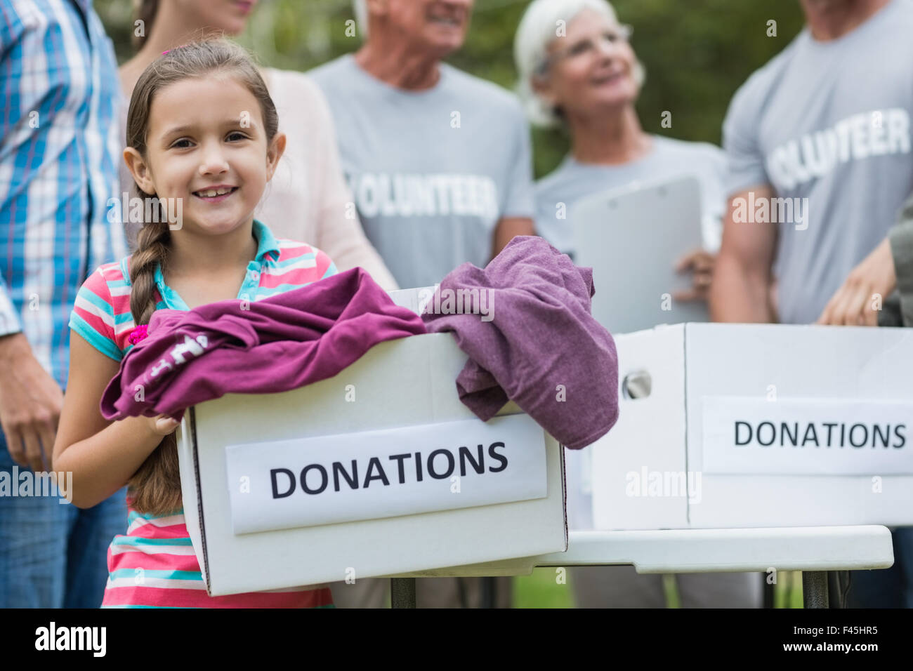 Glücklich ehrenamtliche Familienholding Spendenboxen Stockfoto