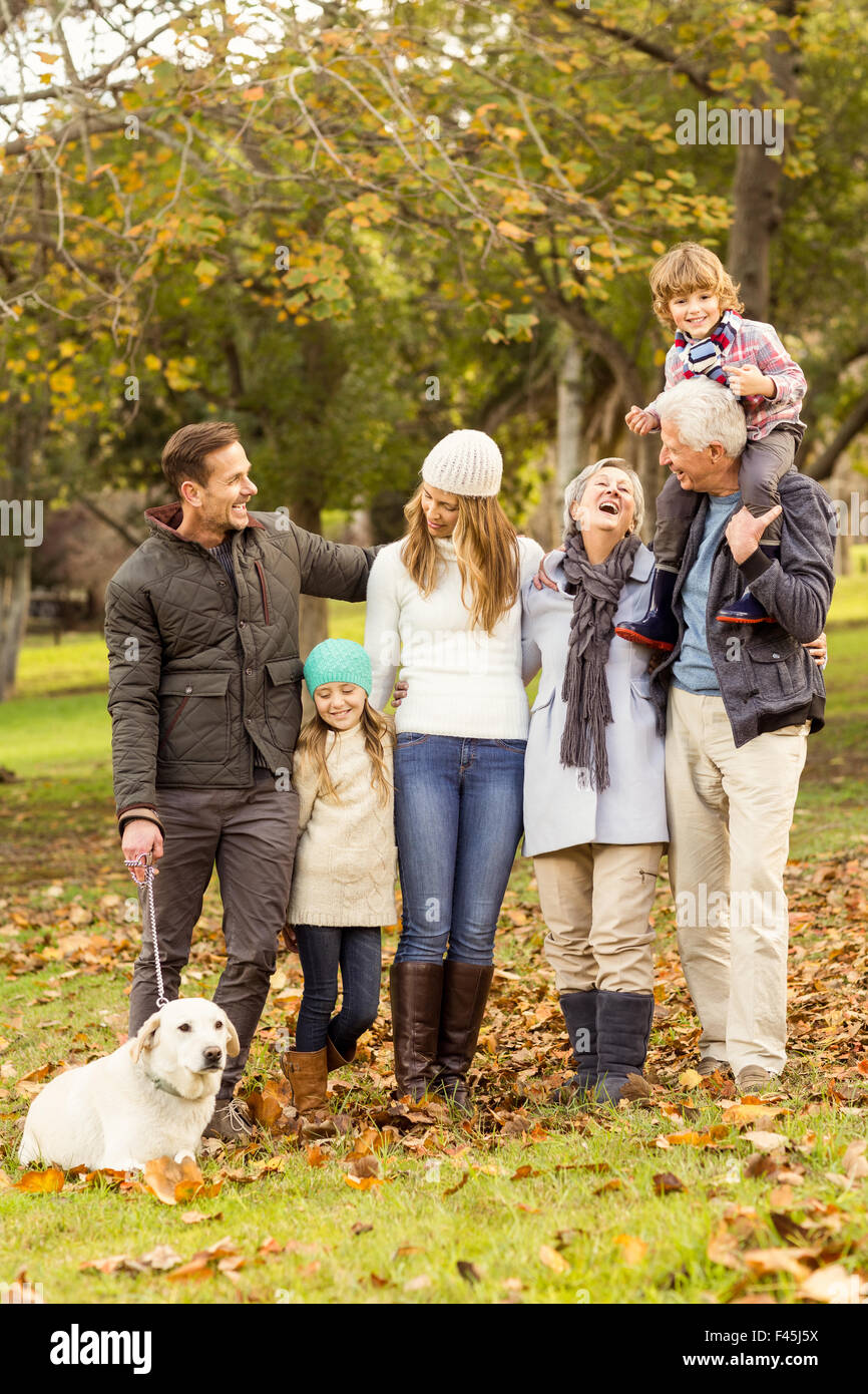 Großfamilie posiert mit warmer Kleidung Stockfoto