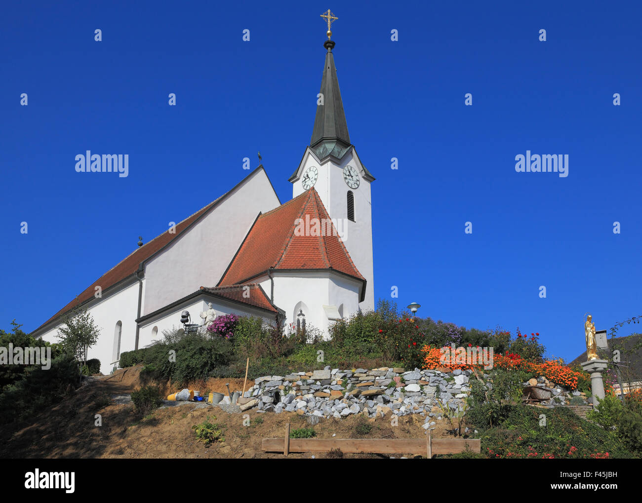 Kirche deutlich gegen den Himmel elegant aussehen Stockfoto