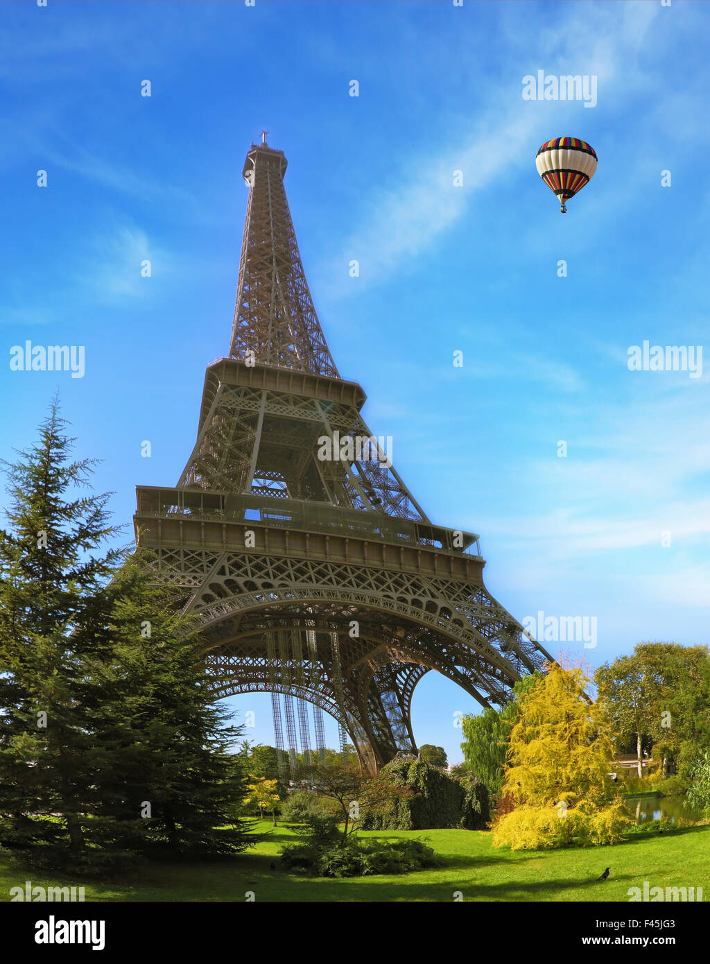 Neben dem Turm schwebt riesigen Ballon Stockfoto