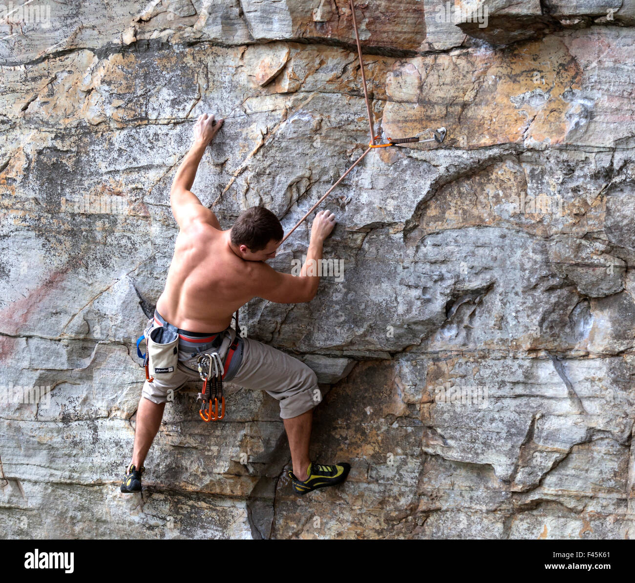 Kletterer auf einer Route namens "Alle wichtigen Dude" entlang der Leiste Brunnenweg in Pilot Mountain State Park. North Carolina, USA, Oktober 2013. -Modell veröffentlicht. Stockfoto