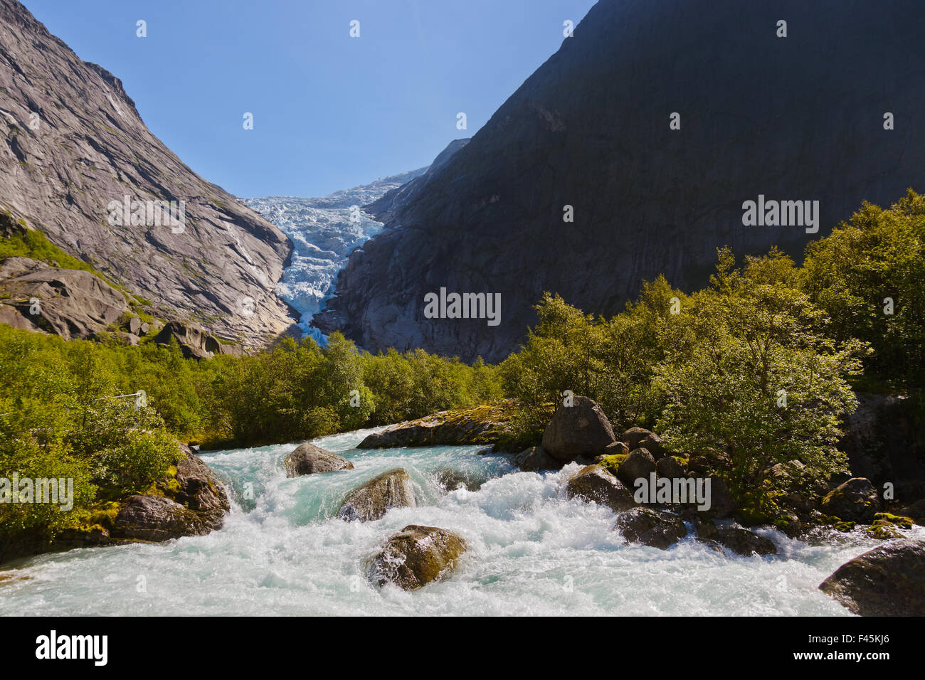 Wasserfall in der Nähe von Briksdal Gletscher - Norwegen Stockfoto