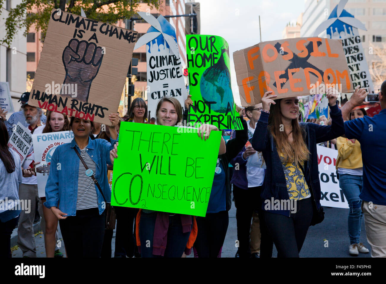 Washington, DC USA. 14. Oktober 2015: Hunderte von Aktivisten versammelten sich in Washington, DC zur Teilnahme an der nationalen Aktionstag auf Klima, Klima rief das Volk Climate March.  Aktivisten in Franklin Square versammelt und marschierte auf das American Petroleum Institute auf K St., wo Aktivisten Straßentheater und skandierten Klima und Demokratie Slogans inszeniert. Bildnachweis: B Christopher/Alamy Live-Nachrichten Stockfoto
