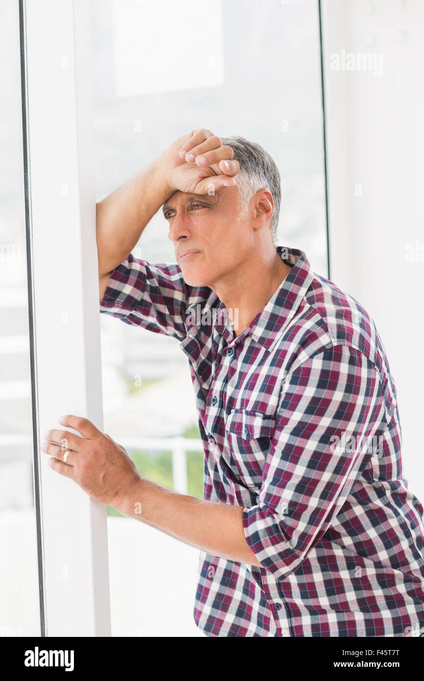 Nachdenklich Geschäftsmann Blick durch das Fenster Stockfoto