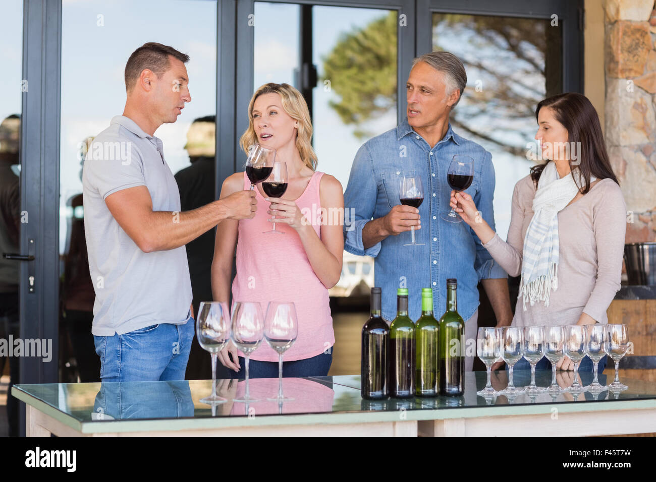 Gruppe zu sprechen und Toasten hinter Theke Stockfoto