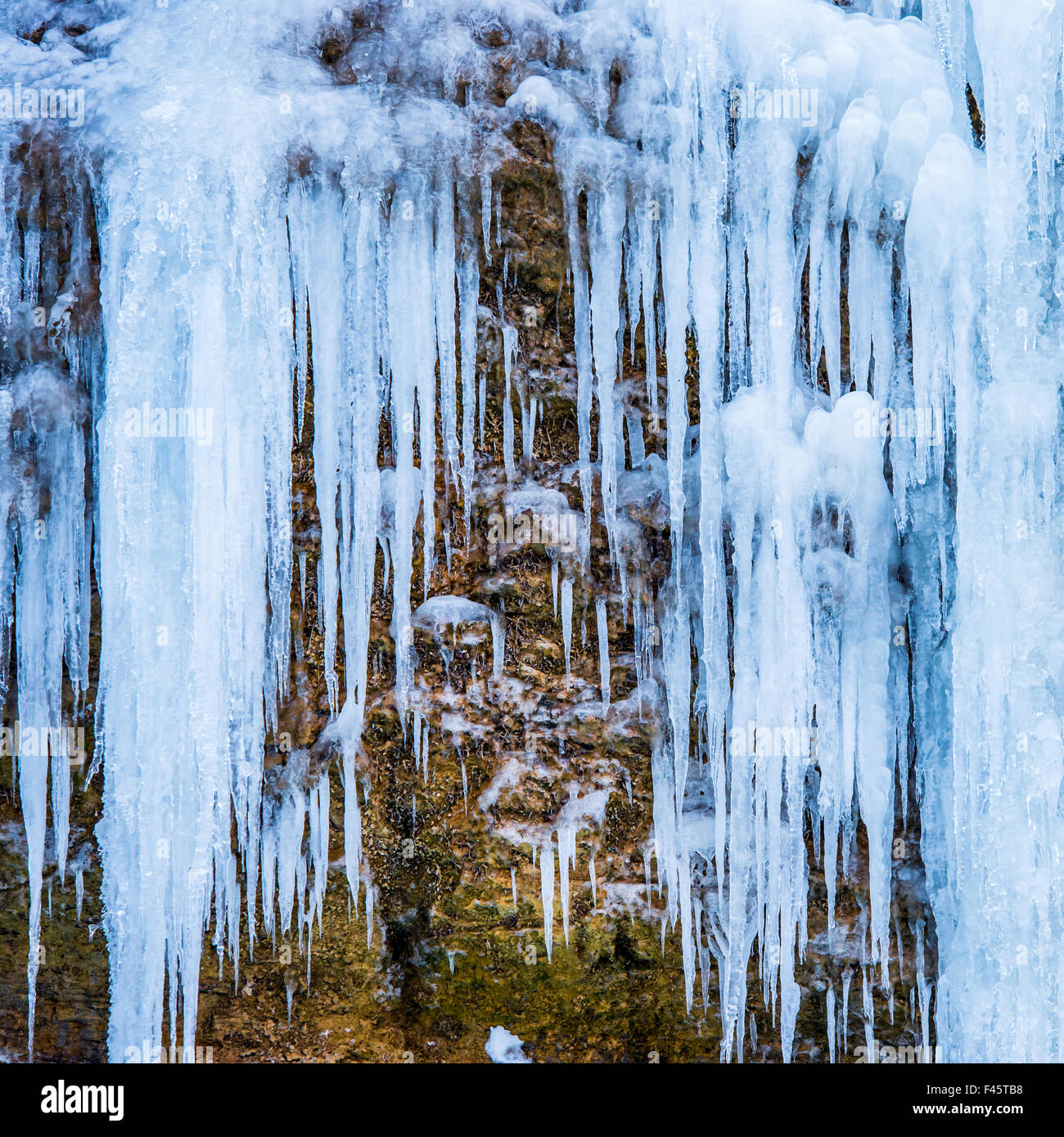 Gefrorener Wasserfall des blauen Eiszapfen Stockfoto