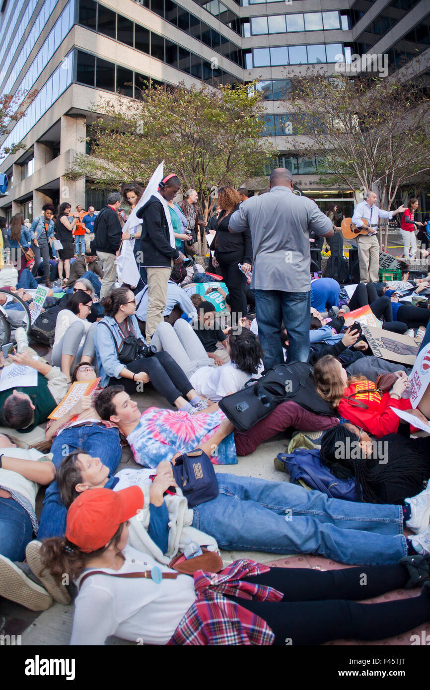 Washington, DC USA. 14. Oktober 2015: Hunderte von Aktivisten versammelten sich in Washington, DC zur Teilnahme an der nationalen Aktionstag auf Klima, Klima rief das Volk Climate March.  Aktivisten in Franklin Square versammelt und marschierte auf das American Petroleum Institute auf K St., wo Aktivisten Straßentheater und skandierten Klima und Demokratie Slogans inszeniert. Bildnachweis: B Christopher/Alamy Live-Nachrichten Stockfoto